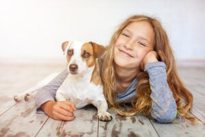 Jak ochránit dítě s celiakií před kontaktem s lepkem při krmení domácího mazlíčka?